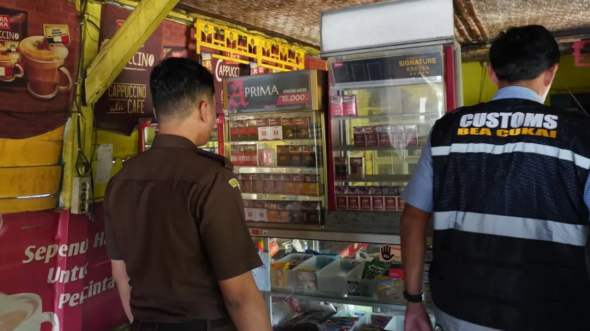 Petugas menyisir sejumlah toko yang kedapatan menjual rokok ilegal. (ISTIMEWA/RADAR LAMONGAN)