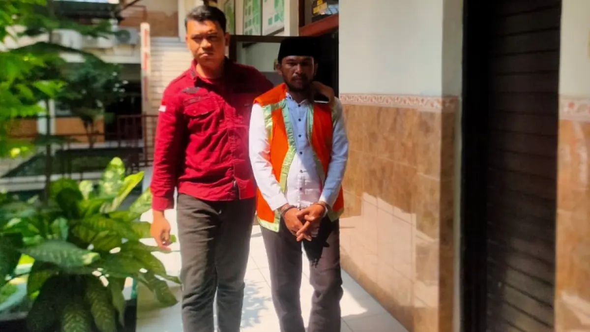 Terdakwa curanmor asal Surabaya, Muhamad Fauzi menjalani sidang di PN Lamongan. (ASIP ALAFI/RADAR LAMONGAN)
