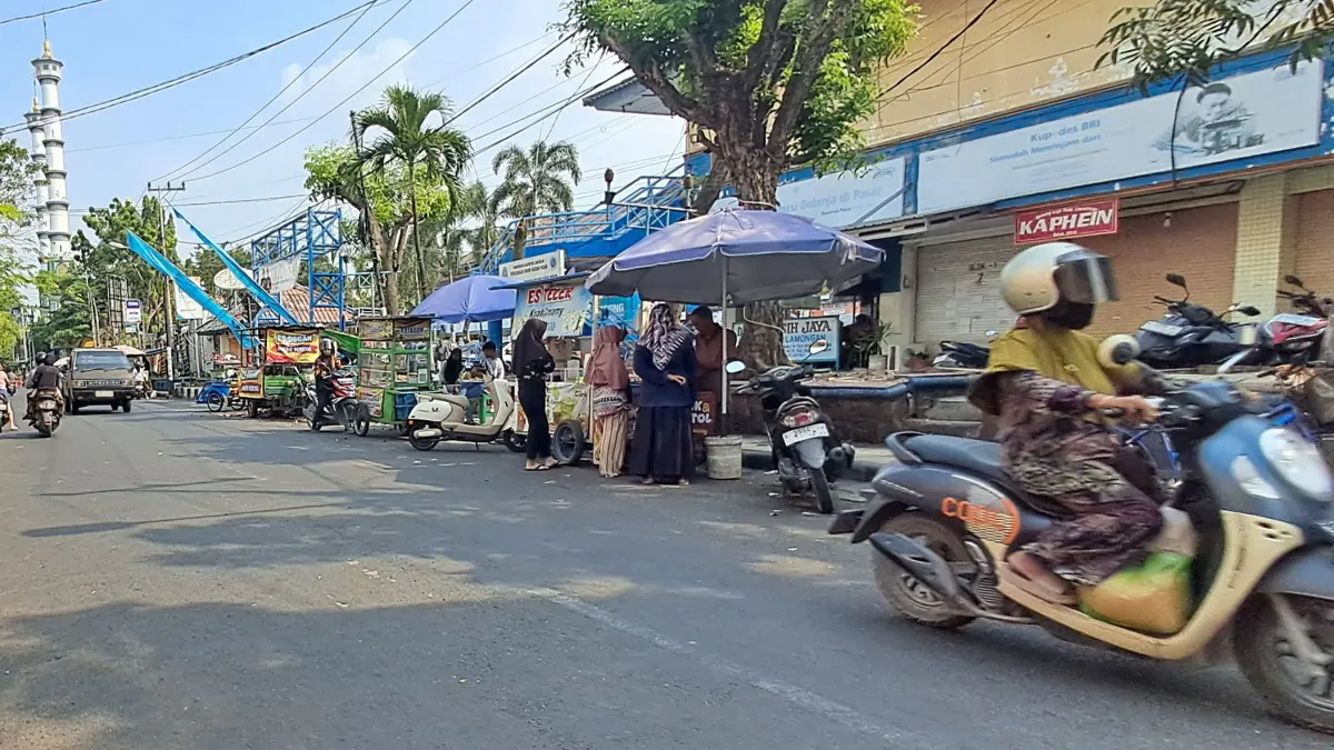 BELUM ADA SOLUSI: PKL siang yang berada di pinggir trotoar di sekitar kawasan Pasar Tingkat Lamongan.&nbsp;(Gamal A/Radar Lamongan) 