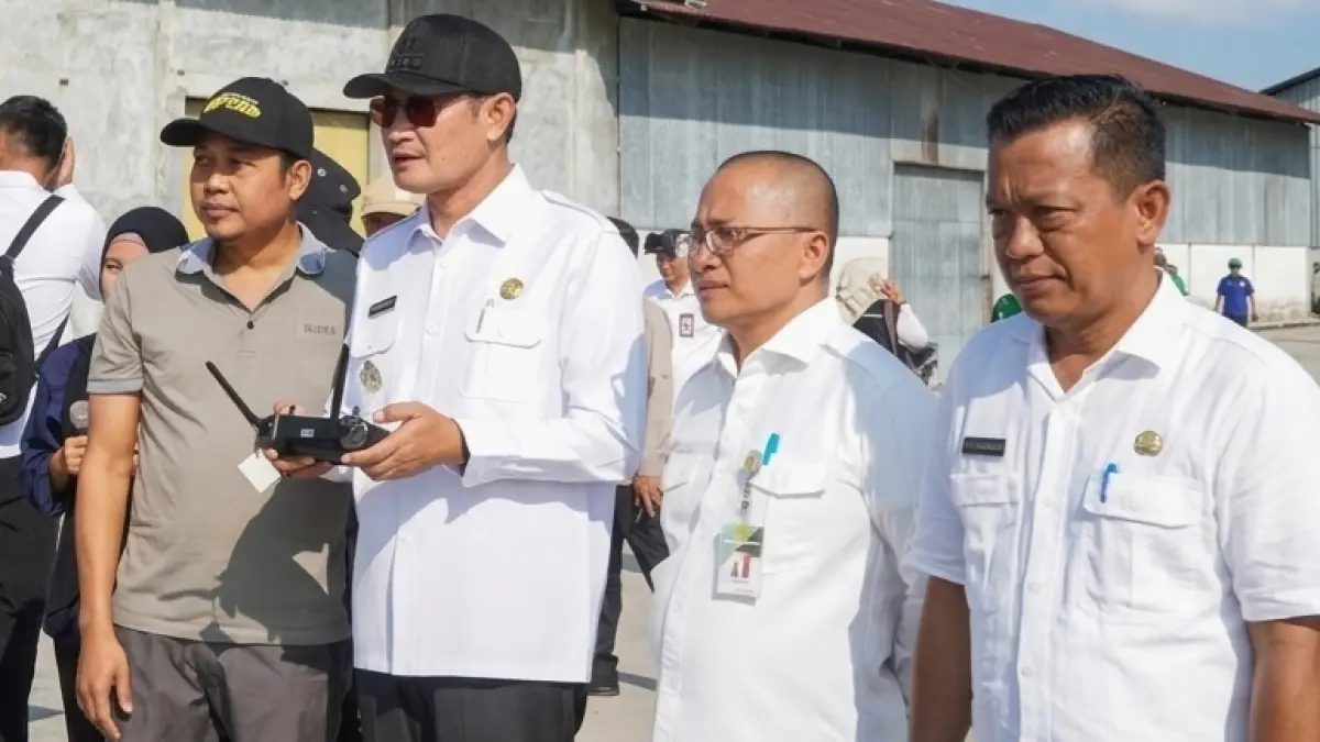 Bupati Yes mengoperasikan drone bantuan Kementan di Desa Banjarmadu. (DOK. HUMAS KOMINFO LAMONGAN/RADAR LAMONGAN)