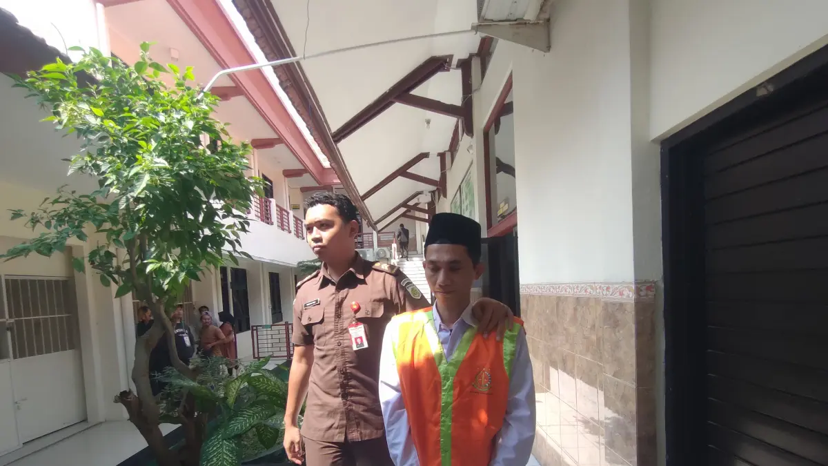 DITUNTUT 5,5 TAHUN: Suliswanto di Pengadilan Negeri Lamongan. Dia terseret kasus peredaran sabu — sabu. (Ahmad Asip/Radar Lamongan) 