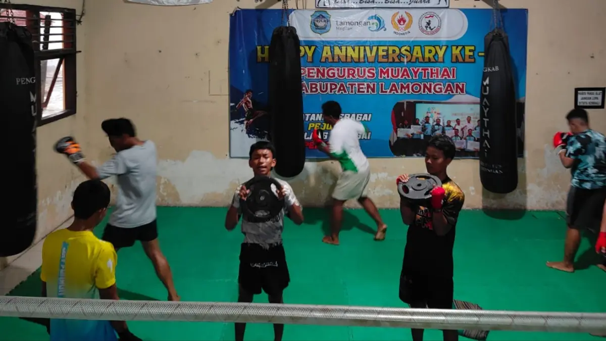 TERUS BERLATIH: Atlet muaythai Lamongan menjalani latihan bersama. (Istimewa/Radar Lamongan)