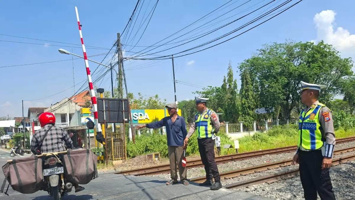 TKP: Perlintasan di Desa/Kecamatan Sukodadi nyaris memakan korban karena seorang pengendara motor menerobos.&nbsp;(Gamal A/Radar Lamongan) 