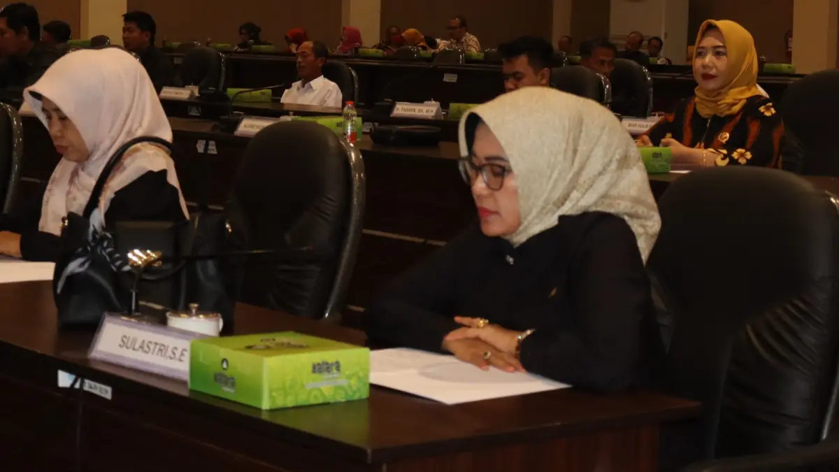 Anggota DPRD Lamongan serius mempelajari draf RKUA PPAS 2027 yang dipaparkan Wabup Dirham dalam rapat paripurna. (AHMAD ASIP/RADAR LAMONGAN)