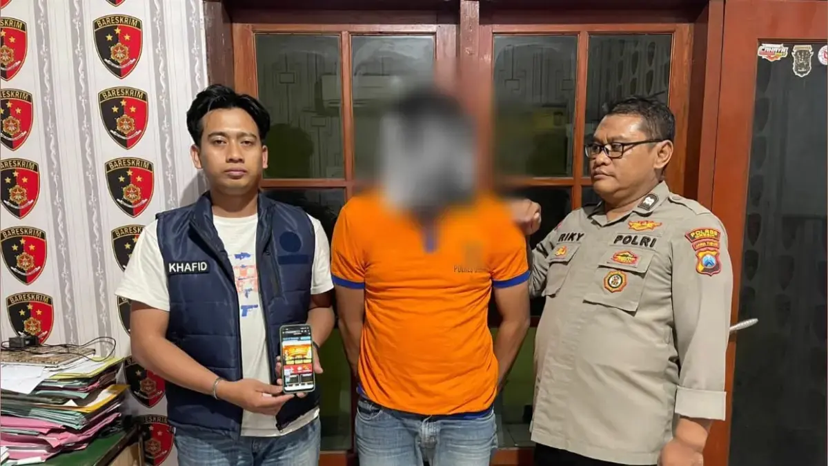 DIAMANKAN : Tersangka kasus judi onlaine berinisial AS saat di amankan beserta barang bukti hp di Mapolsek Duduksampeyan, Gresik. (Foto : Ist/Radar Gresik)