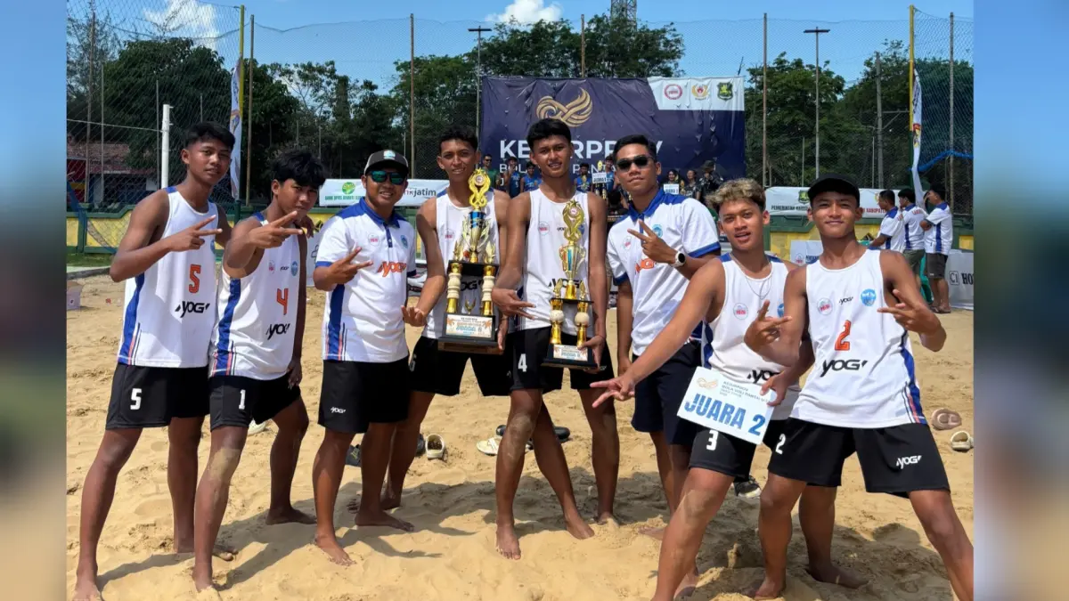 RAIH DUA MEDALI PERAK: Kontingen bola voli pantai Lamongan saat pose bersama.&nbsp;(Istimewa/Radar Lamongan) 