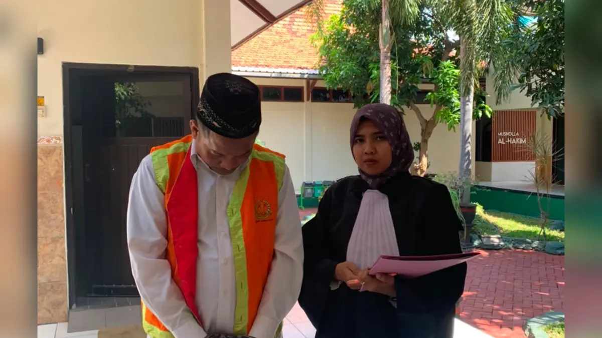 DITUNTUT ENAM TAHUN : Ely Kusuma didampingi penasihat hukumnya di Pengadilan Negeri Lamongan. (Istimewa/Radar Lamongan) 