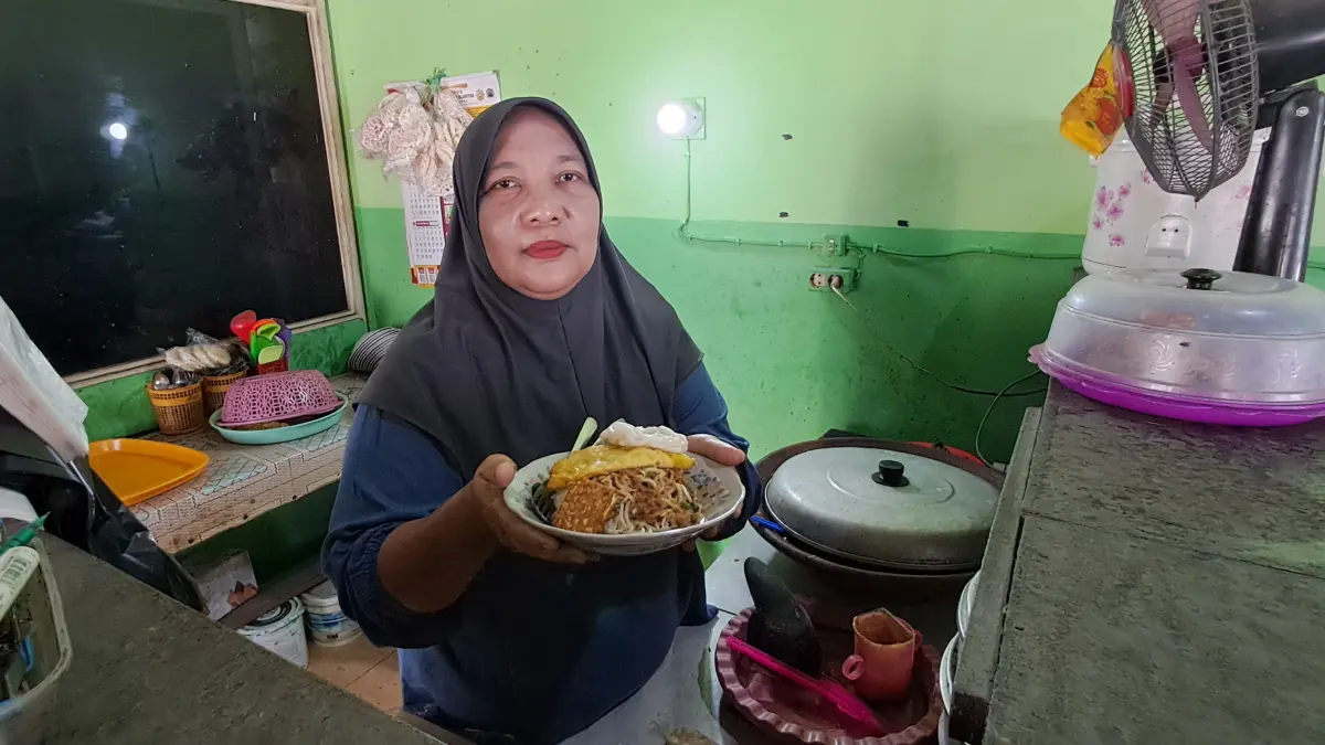 TERSIMPAN MASA LALU: Nasi Petjel di Pinggir Jembatan Karanggeneng yang dirintis Samsul Anam sejak 1990.&nbsp;(Gamal A/Radar Lamongan) 