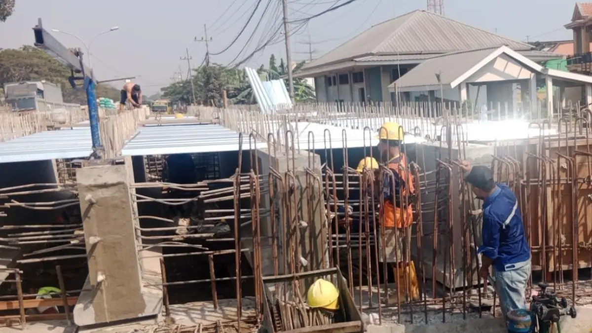 BERSIAP PENGECORAN: Pemasangan balok beton jembatan Kesambi, Kecamatan Pucuk yang menjadi jalur nasional sudah selesai.&nbsp;(Gamal A/Radar Lamongan) 