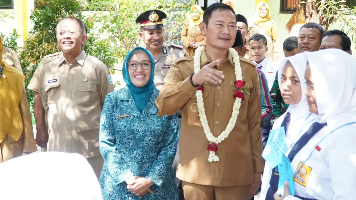Bupati Yes bersama Bunda PAUD Lamongan meninjau pelaksanaan MPLS di sejumlah sekolah. (DOK. HUMAS KOMINFO LAMONGAN/RADAR LAMONGAN)