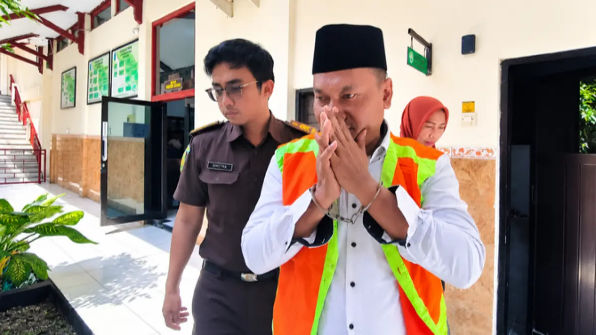 DITUNTUT 6,5 TAHUN: Suudi alias Polo di Pengadilan Negeri Lamongan karena terjerat kasus peredaran sabu.&nbsp;(Ahmad Asip/Radar Lamongan) 