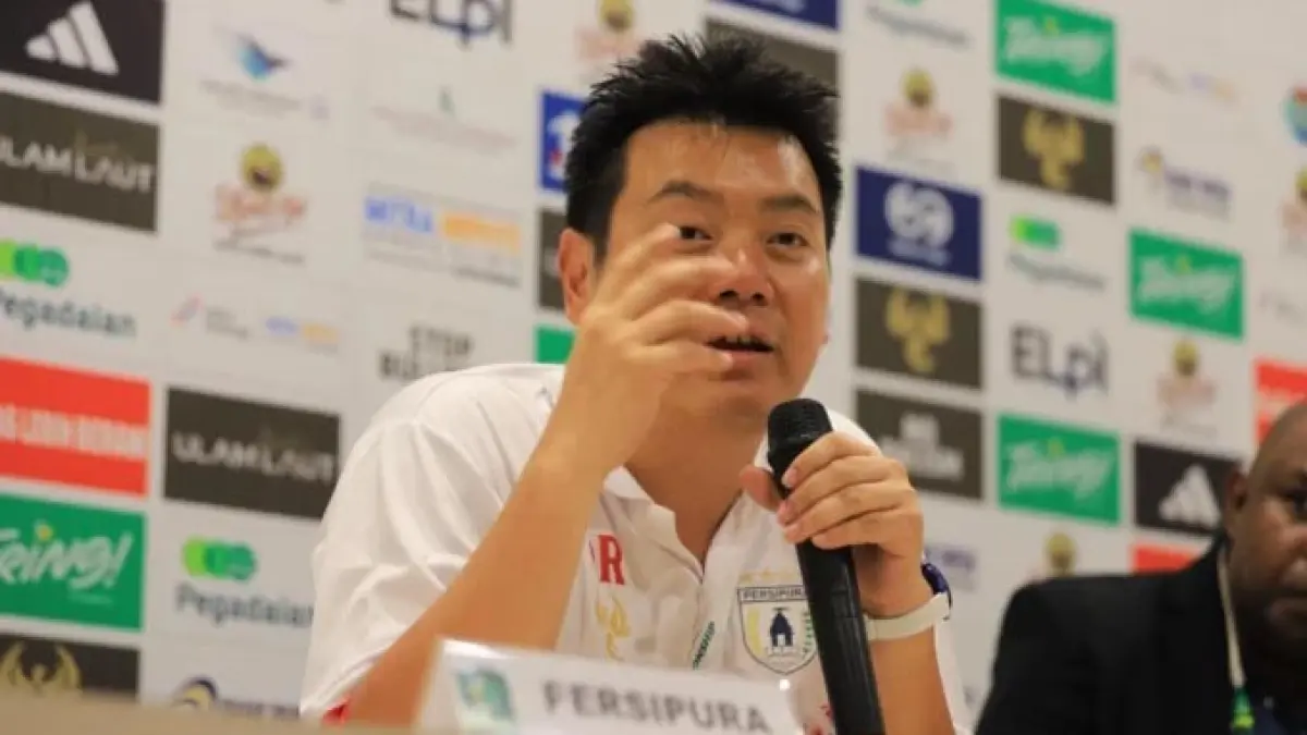 Manajer Persipura, Owen Rahadiyan saat memberikan keterangannya kepada awak media beberapa waktu lalu. (foto:Erianto / Cepos)