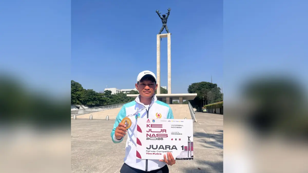 SUMBANG MEDALI EMAS: Bagas Arya Permana medali emas yang diraihnya dari nomor kompetisi Fairway tim putra.&nbsp;(Istimewa/Radar Lamongan) 