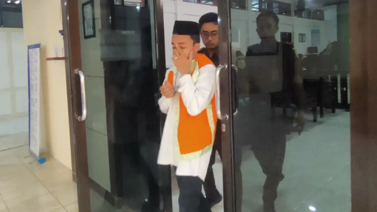 Montir bengkel sebagai perantara sabu, Sapta Heru Cahya menjalani sidang di PN Lamongan. (AHMAD ASIP/RADAR LAMONGAN)