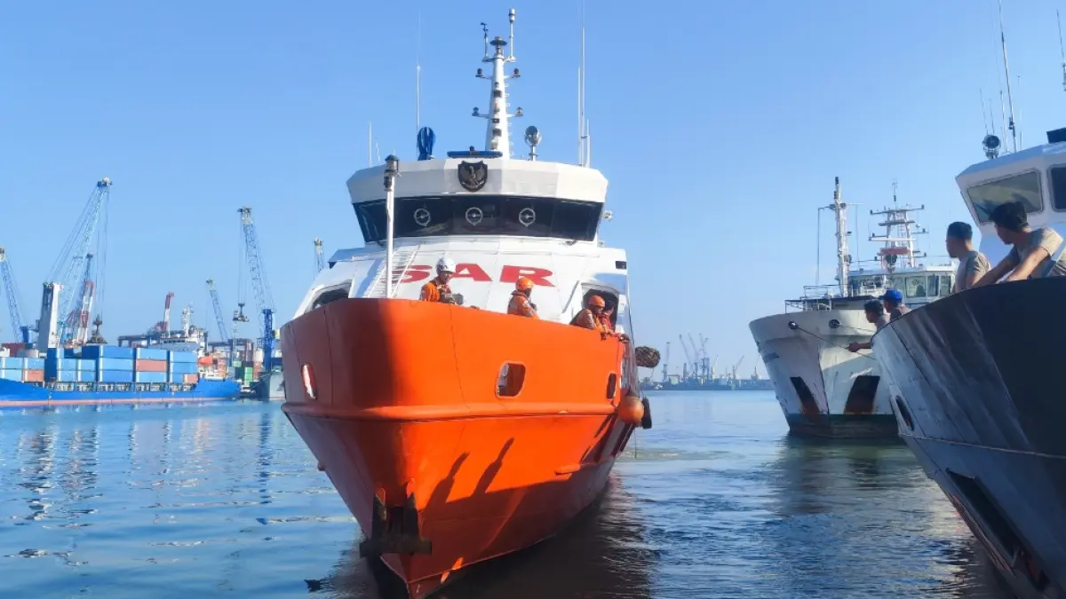Satpolairud Polres Lamongan melibatkan pihak keluarga awak KMN Entok dalam proses pencairan di perairan laut. (ISTIMEWA/RADAR LAMONGAN)
