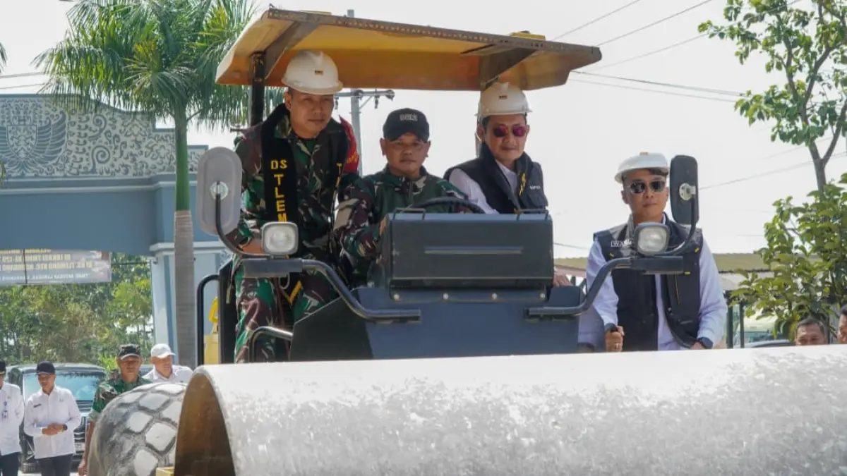 Bupati Yes dan Wabup Dirham bersama Dandim 0812 meninjau pembangunan jalan di Desa Tlemang dalam rangka TMMD ke-129. (DOK. HUMAS KOMINFO LAMONGAN/RADAR LAMONGAN)