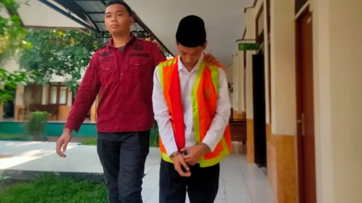 Terdakwa penyalahgunaan narkotika, Aldino Prima Duta divonis lebih ringan dua tahun dari tuntutan JPU. (AHMAD ASIP/RADAR LAMONGAN)