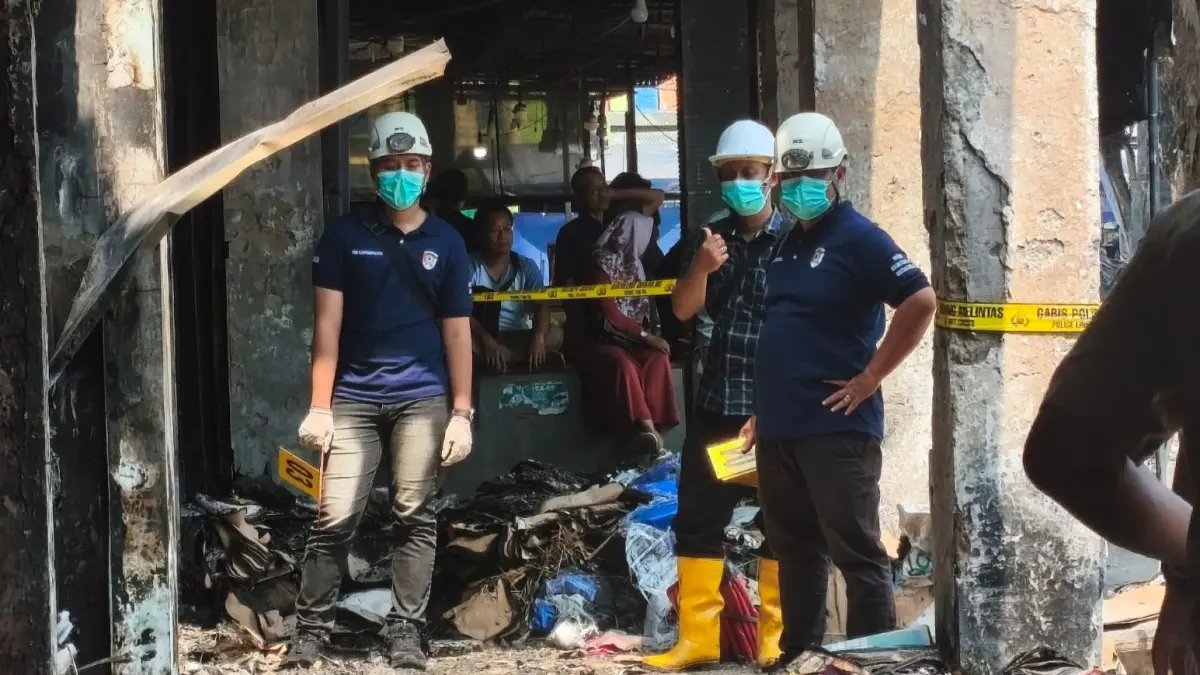 CARI PETUNJUK: Tim Laboratorium Forensik dan Inafis Polda Jatim ke lokasi terjadinya kebakaran di Pasar Agrobis Babat. (Istimewa/Radar Lamongan) 