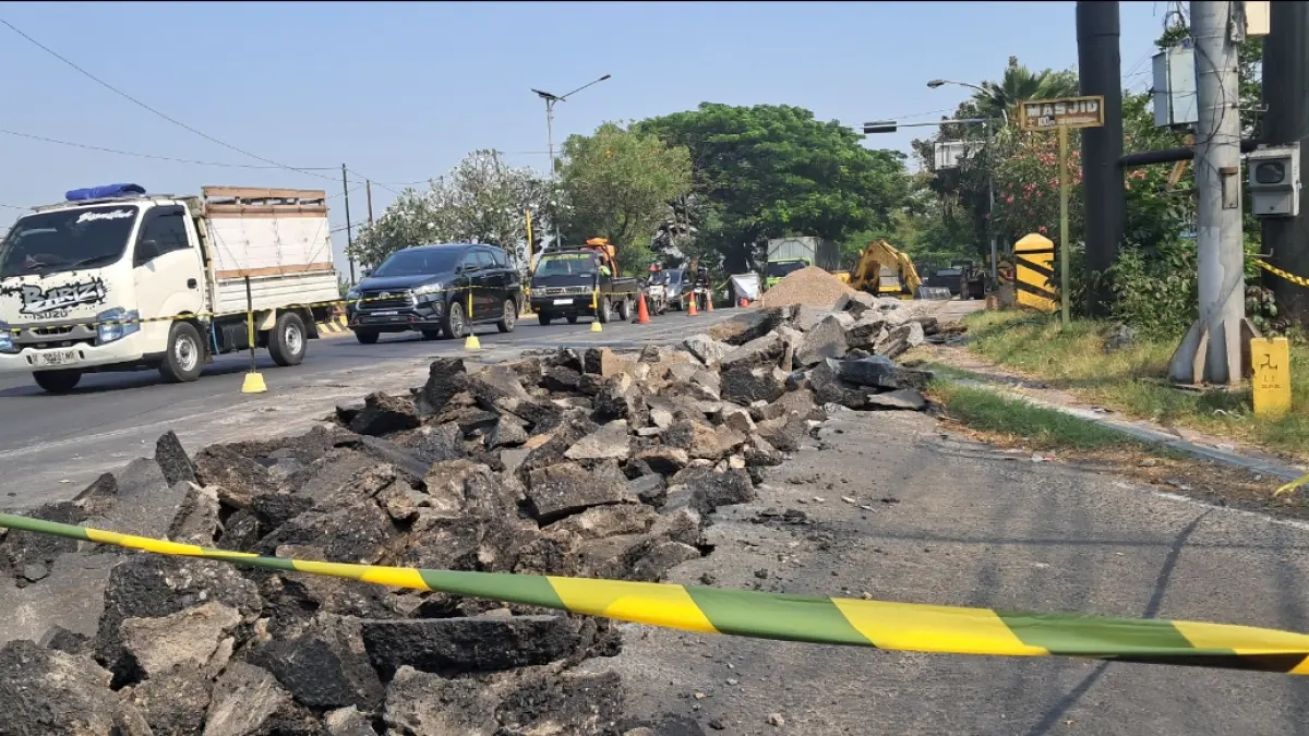 Petugas mulai melakukan pembongkaran oprit jembatan di jalur poros nasional Lamongan–Gresik, tepatnya di Desa Deket Kulon, Kecamatan Deket. (GAMAL AYATULLAH/RADAR LAMONGAN)