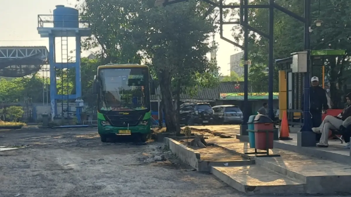 Bus Trans Jatim saat ini melayani rute Lamongan-Paciran. Kedepan Dishub Lamongan berencana menghidupkan rute MPU mati suri melalui feeder Trans Jatim. (GAMAL AYATULLAH/RADAR LAMONGAN)