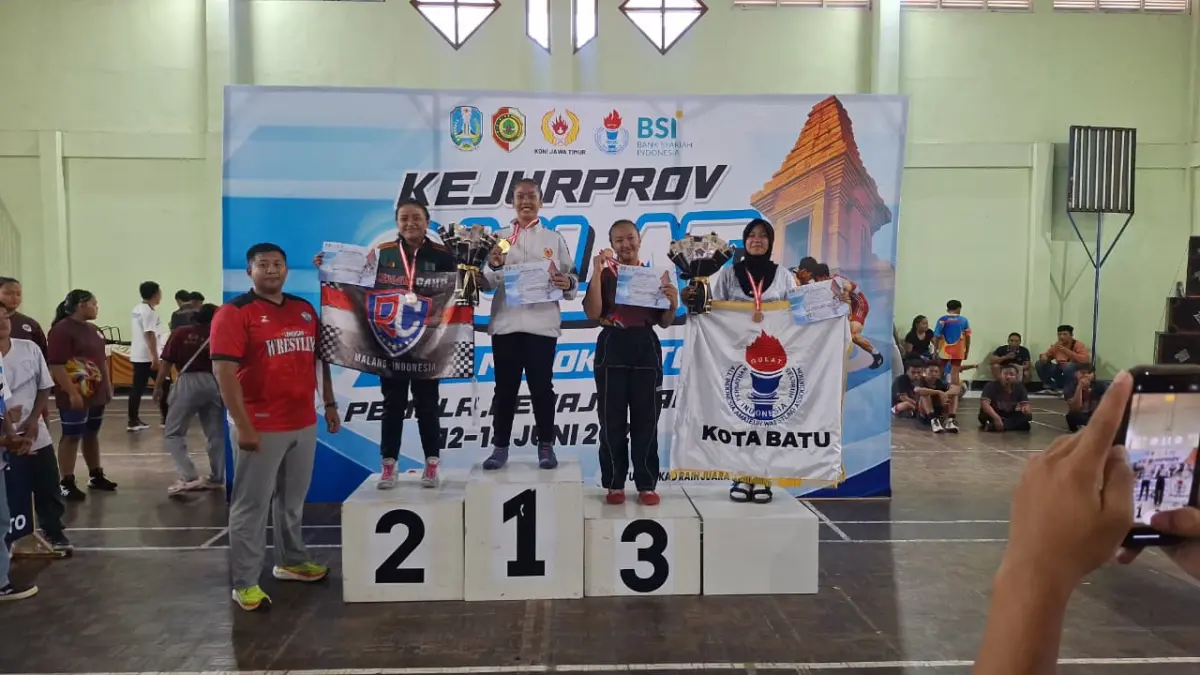 NAIK PODIUM TERATAS: Arisa Parasita Al Ghanayya, meraih medali emas kelas 65 kg pada Kejurprov 2026 di Mojokerto.&nbsp;(Istimewa/Radar Lamongan) 