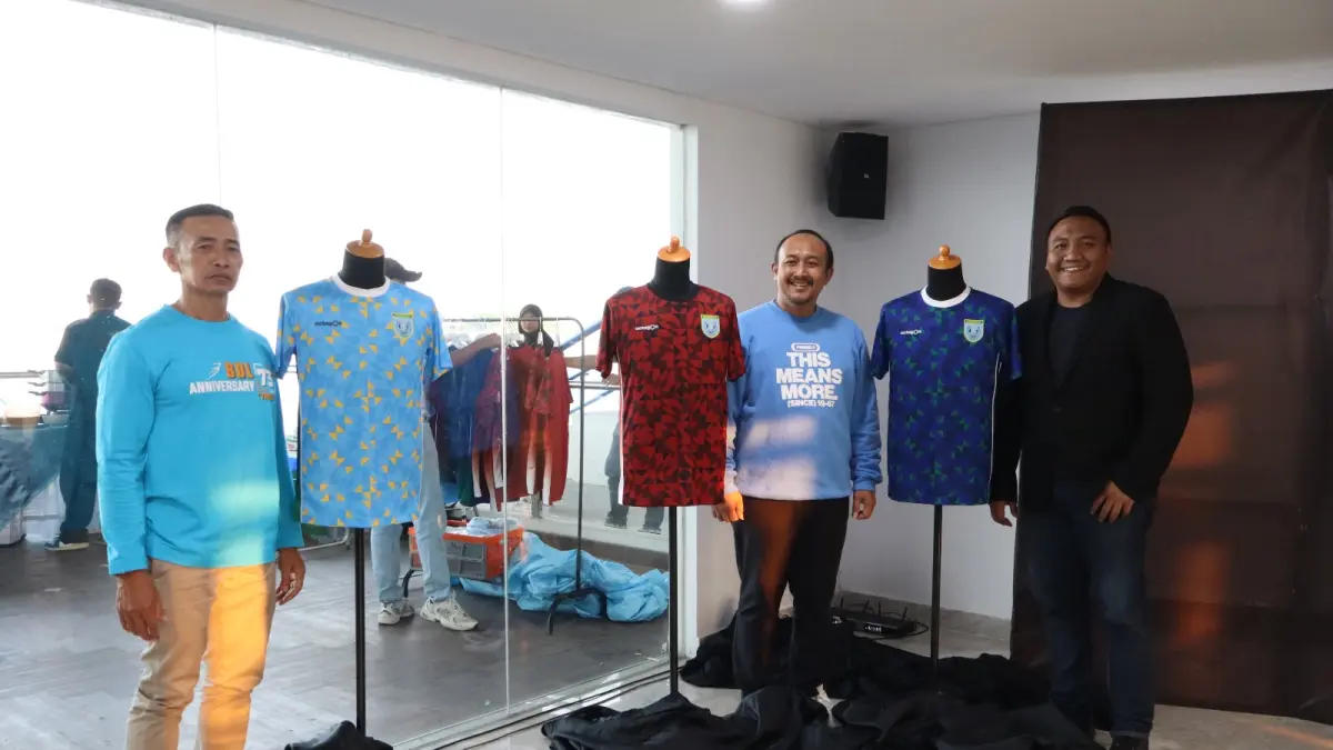 Manajemen Persela menunjukkan apparel latihan Persela. (AHMAD ASIP/RADAR LAMONGAN)
