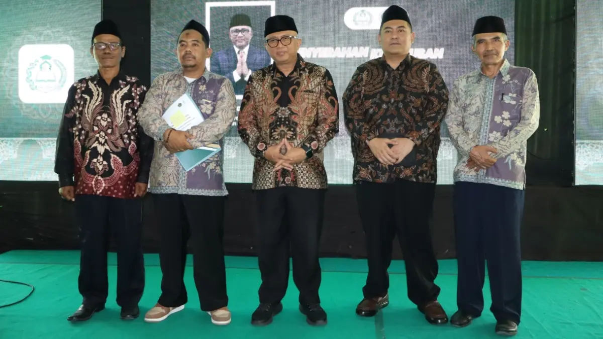 Foto bersama dengan Sekretaris Direktorat Jenderal Pendidikan Islam Kementerian Agama RI, Prof. Dr. H. Arskal Salim GP, M.Ag dengan Ketua Yayasan Sabilillah Lamongan, H. Ongki Wijaya Ismail Putra, ST serta jajaran. (AHMAD ASIP/RADAR LAMONGAN)