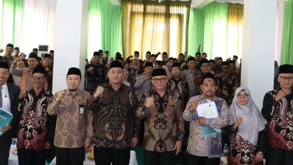 Foto bersama selesai acara penyerahan Legalitas pendirian INSA tertuang dalam Keputusan Menteri Agama (KMA) RI kepada INSA Lamongan. (AHMAD ASIP/RADAR LAMONGAN)