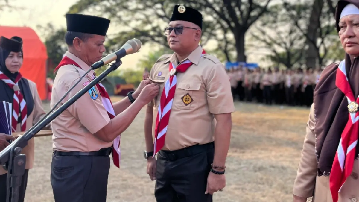 Ketua Kwarcab Lamongan Dr. Moh. Nalikan, MM melantik Kakwaran dan Pengurus di Sanggar Pramuka. (ISTIMEWA/RADAR LAMONGAN)