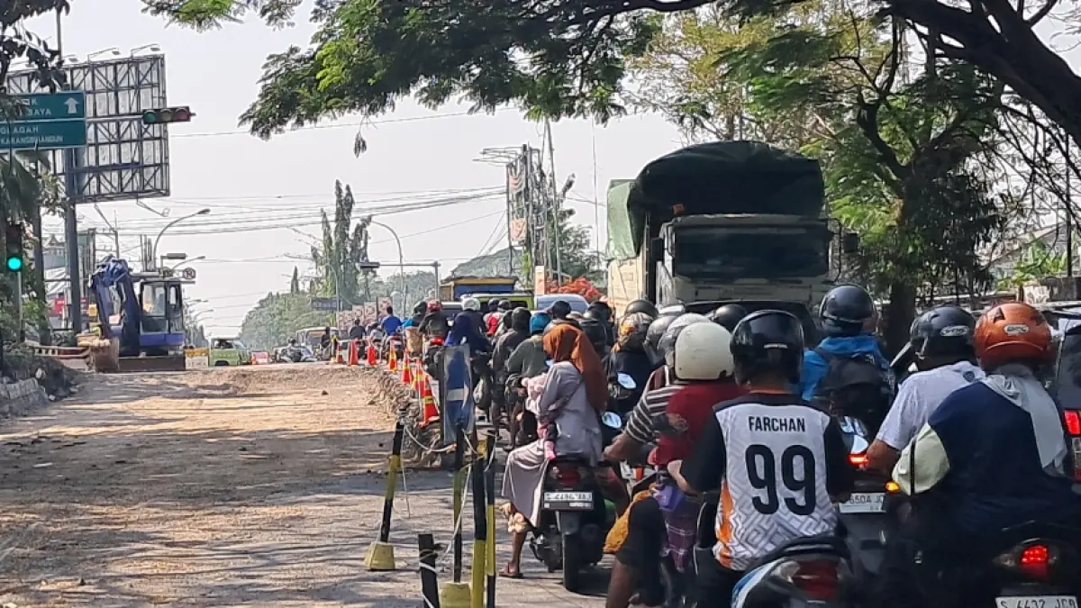 Pengendara dari arah barat mengeluh menghadapi dua titik kemacetan perbaikan jembatan jalan nasional. (GAMAL AYATULLAH/RADAR LAMONGAN)