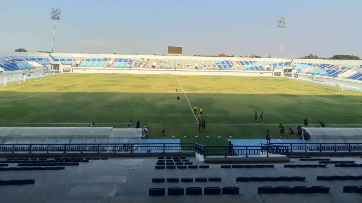 Pihak I.League memberikan catatan terhadap sejumlah fasilitas di Stadion Surajaya Lamongan, yang harus dibenahi sebelum kompetisi Liga Championship bergulir. (ISTIMEWA/RADAR LAMONGAN)