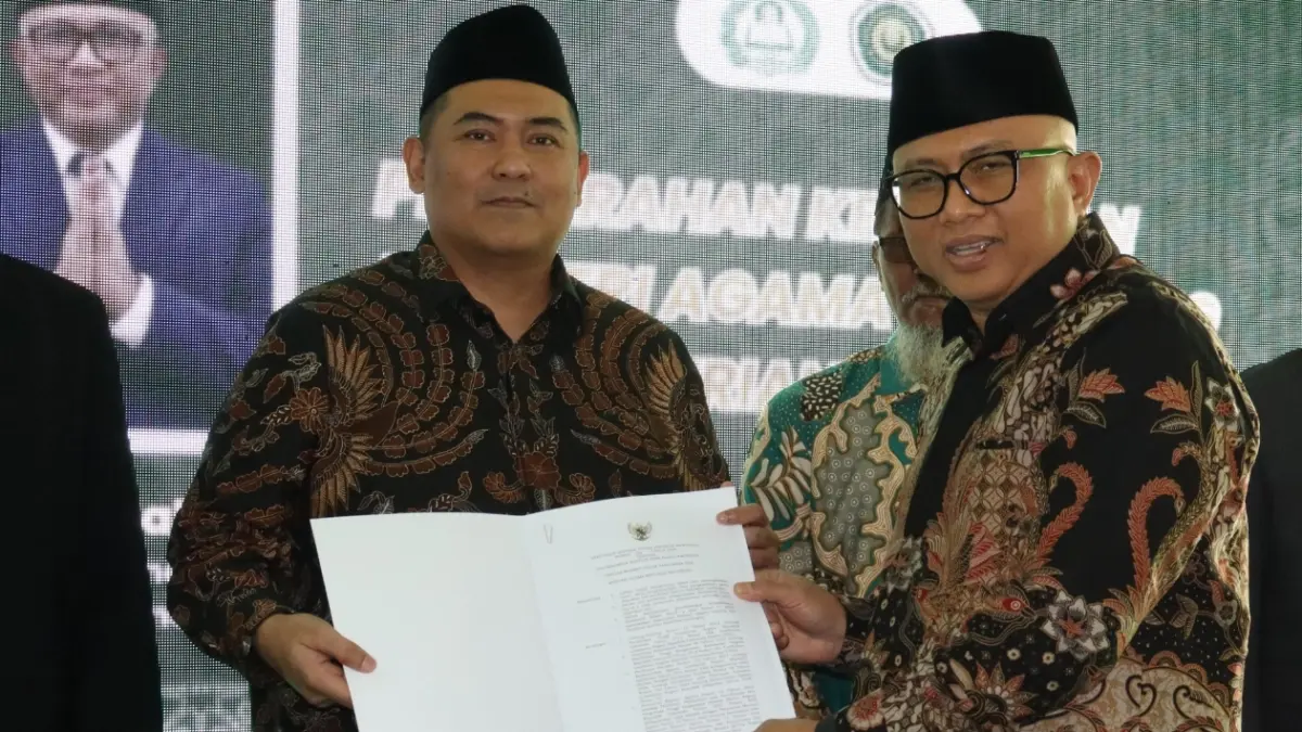Sekretaris Direktorat Jenderal Pendidikan Islam Kementerian Agama RI, Prof. Dr. H. Arskal Salim GP, M.Ag menyerahkan secara langsung Surat Keputusan (SK) Menteri Agama RI kepada Ketua Yayasan Sabilillah Lamongan, H. Ongki Wijaya Ismail Putra, ST. (AHMAD ASIP/RADAR LAMONGAN)