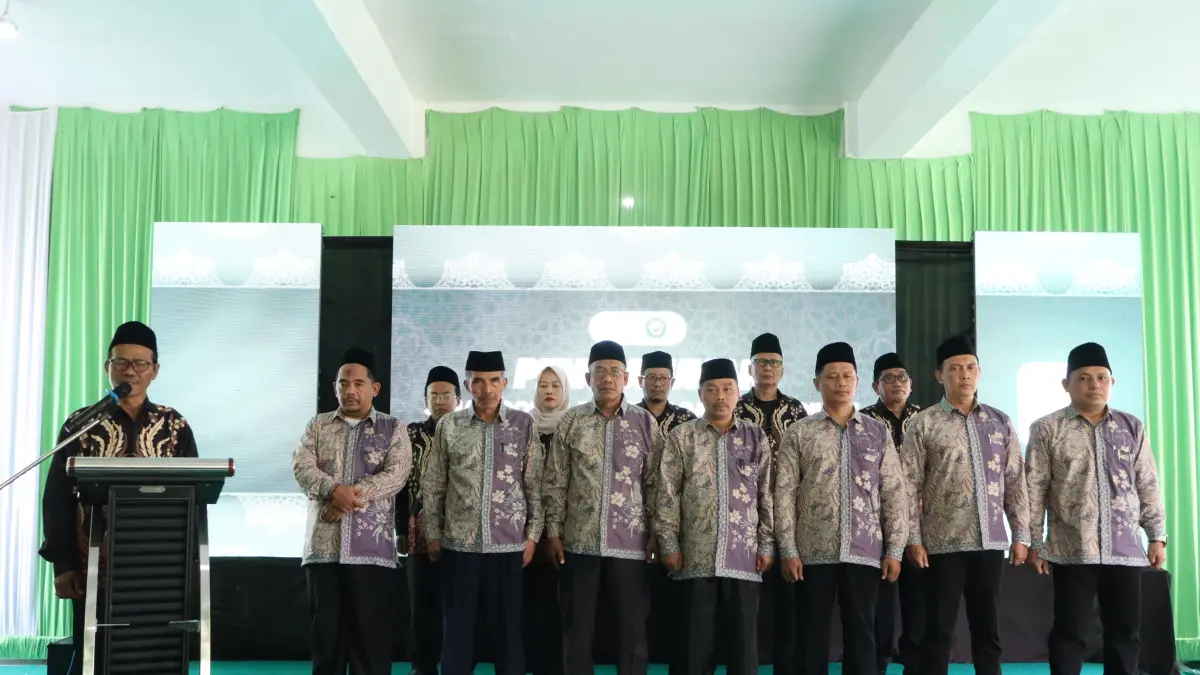 Rektor INSA Lamongan Drs. Abdul Jamil M.Ag mengukuhkan Senat, Dosen, dan Tendik INSA Lamongan. (AHMAD ASIP/RADAR LAMONGAN)