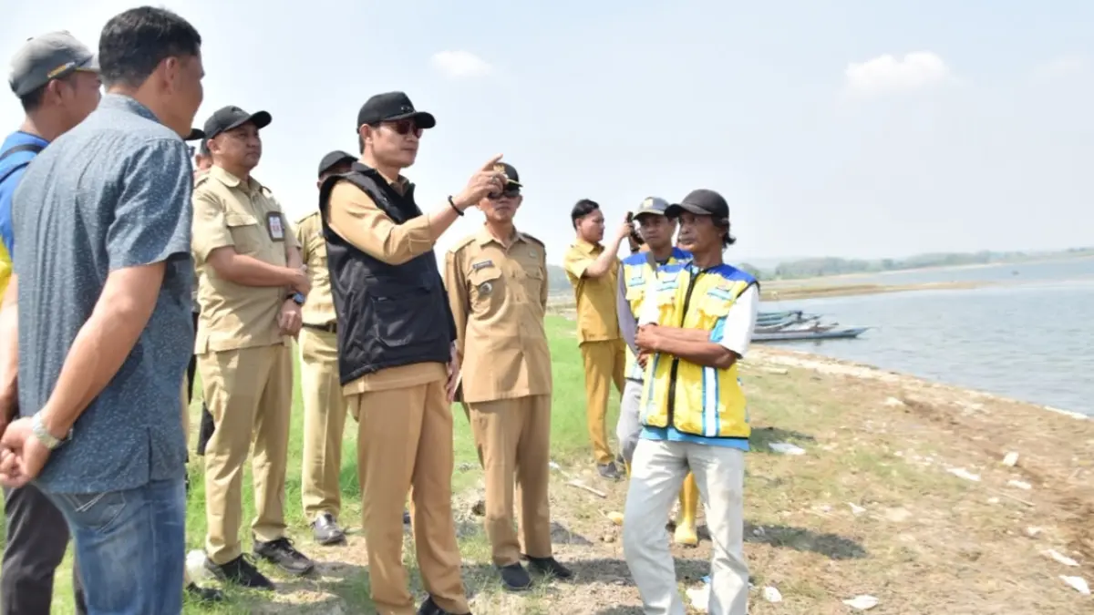 Bupati Yes saat meninjau pemasang alat dredging di Waduk Gondang, Senin (20/7). (DOK. HUMAS KOMINFO/RADAR LAMONGAN)