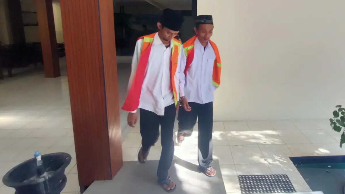 Dua terdakwa peredaran narkotika asal Desa Candisari, Kecamatan Sambeng menerima putusan majelis hakim PN Lamongan. (AHMAD ASIP/RADAR LAMONGAN)