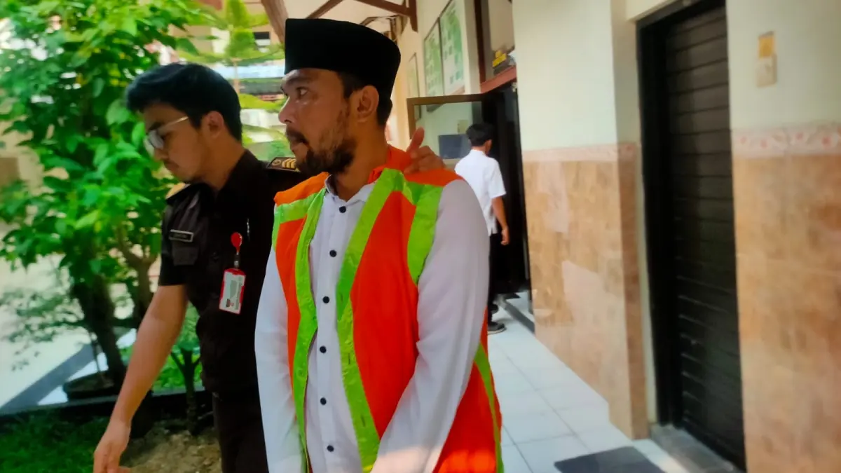 TERBUKTI MENCURI: Muhamad Fauzi dikawal petugas di PN Lamongan. Dia divonis 3,5 tahun karena mencuri motor. (Ahmad Asip/Radar Lamongan) 