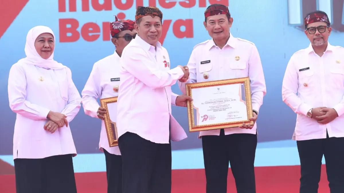 Bupati Yes saat menerima penghargaan sebagai Pembina Koperasi Andalan Jawa Timur 2026. (DOK. HUMAS KOMINFO LAMONGAN/RADAR LAMONGAN)