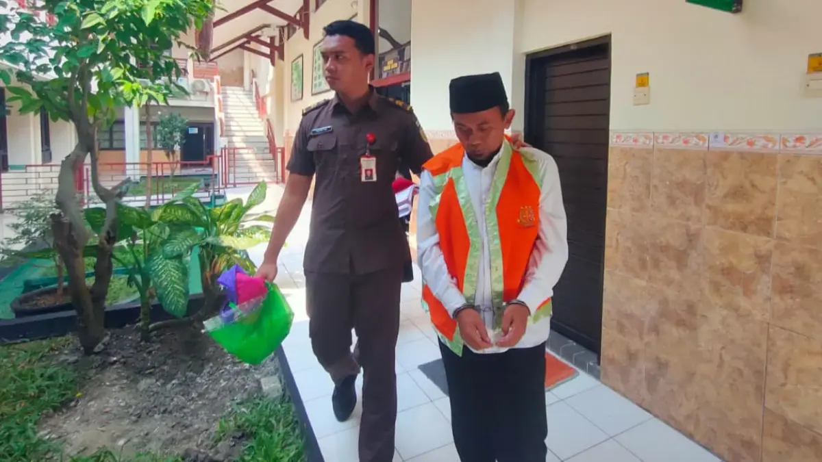 DITUNTUT DUA TAHUN: Didik Endrianto menjalani sidang tuntutan kasus pencurian empat HP di Pengadilan Negeri Lamongan.&nbsp;(Ahmad Asip/Radar Lamongan) 