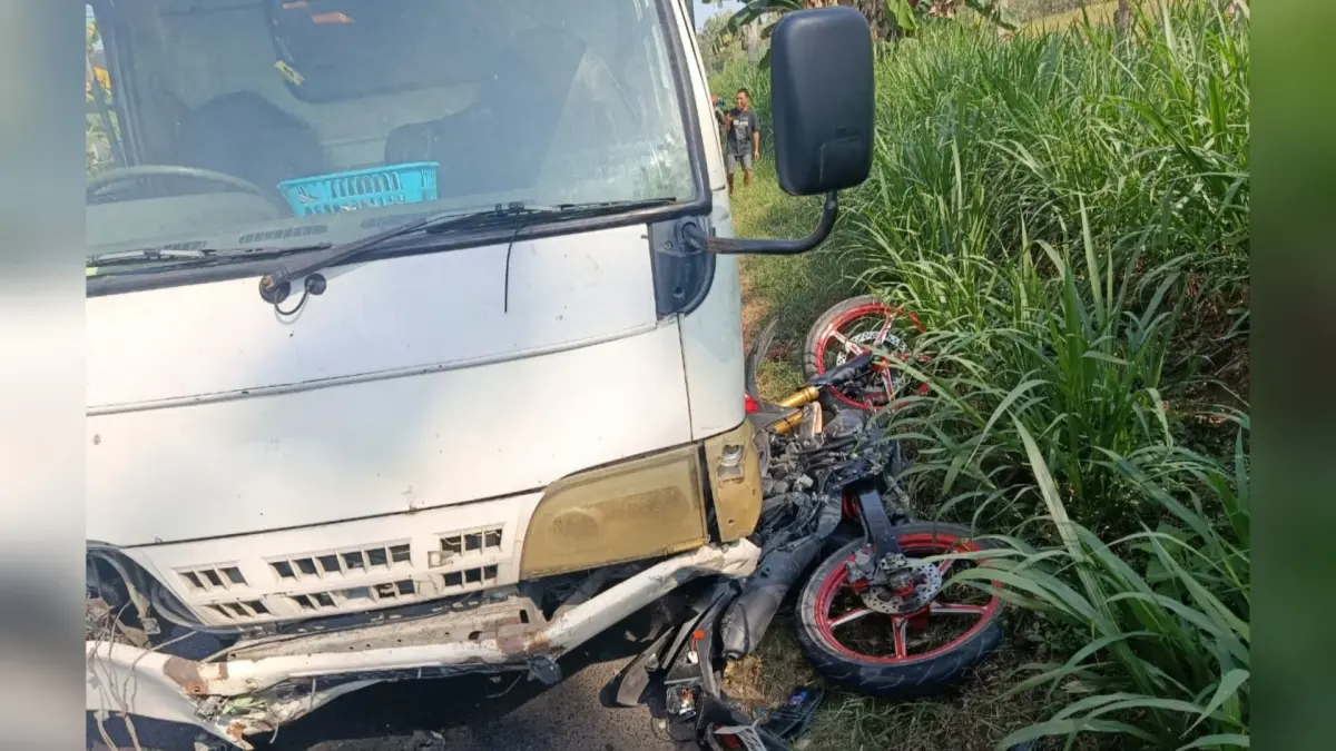 RINGSEK: Motor korban terlindas truk di wilayah Desa Ardirejo, Kecamatan Sambeng. (Istimewa/Radar Lamongan)