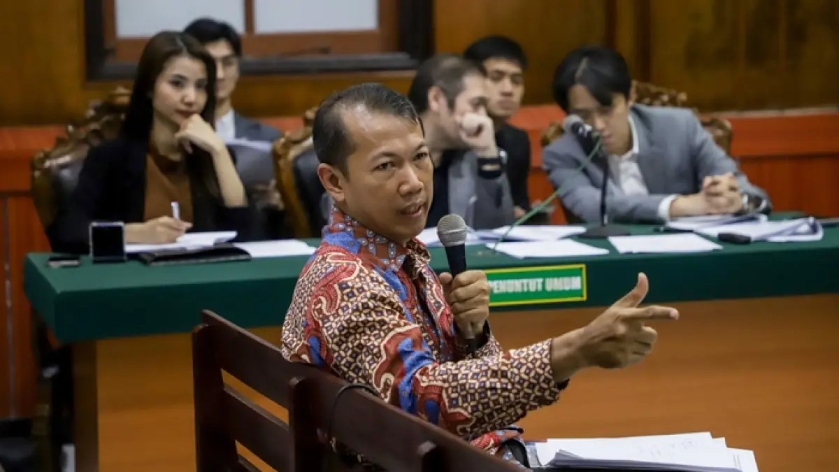 Ahli akuntansi keuangan dari Universitas Airlangga, Prof. Zaenal Fanani, saat memberikan keterangan sebagai ahli dalam sidang gugatan PT Java Fortis Corporindo terhadap mantan direkturnya, Nany Widjaja, di Pengadilan Negeri Surabaya. (Dok Jawa Pos) 