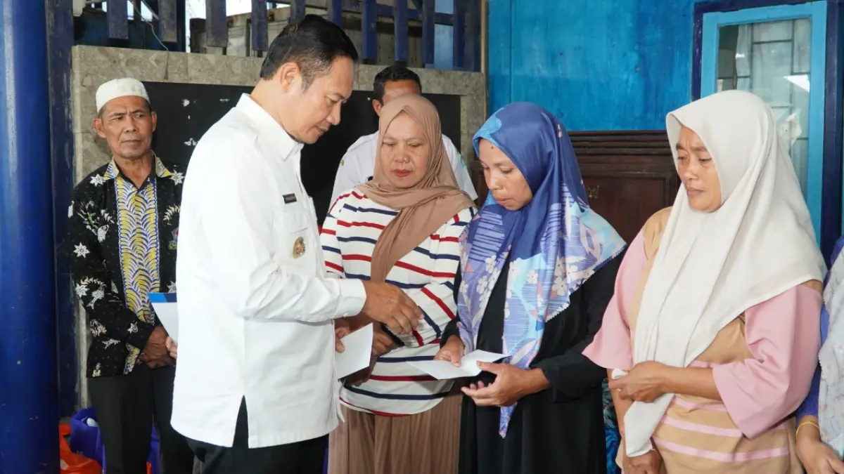 Bupati Yes menyerahkan secara langsung bantuan kepada keluarga korban KMN Entok, yang hilang kontak sekitar 50 hari. (DOK. HUMAS KOMINFO LAMONGAN/RADAR LAMONGAN)