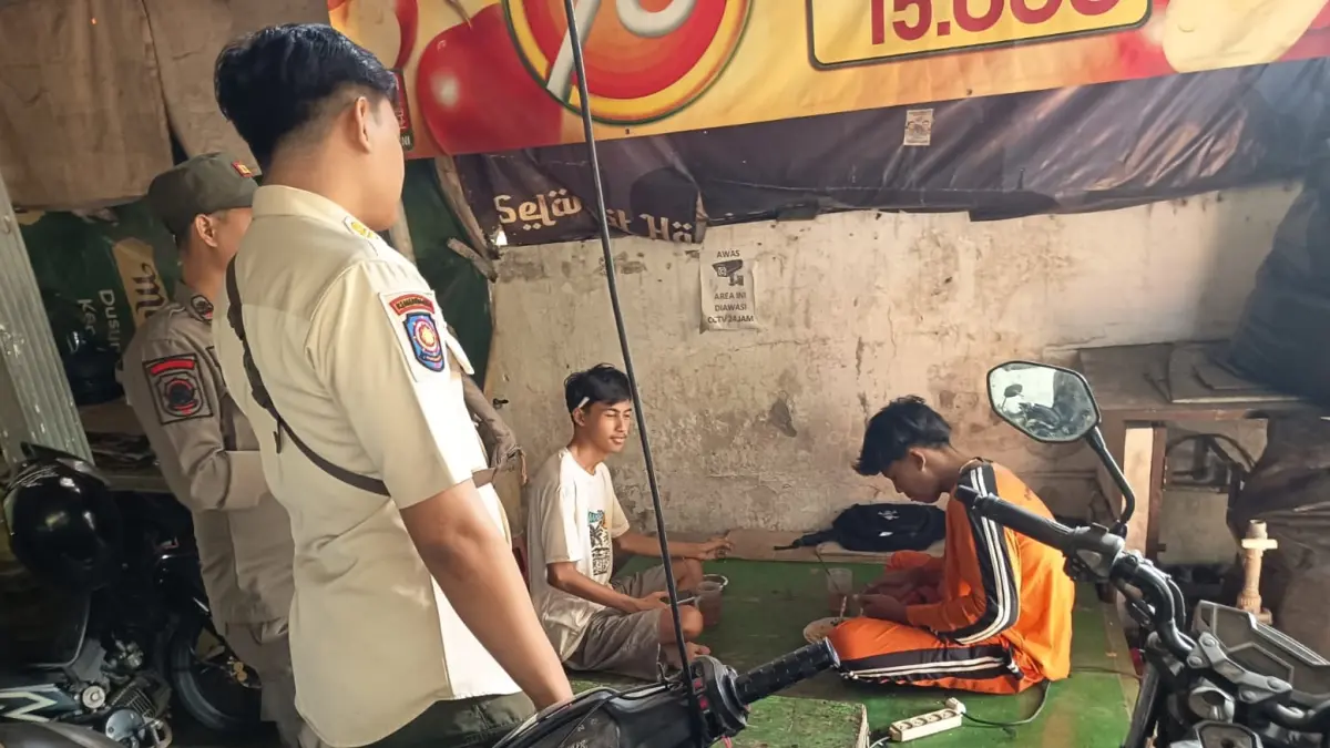 DISISIR PETUGAS: Salah satu warung kopi yang didatangi petugas Satpol PP untuk menjalankan Operasi Kasih Sayang. (Istimewa/Radar Lamongan) 