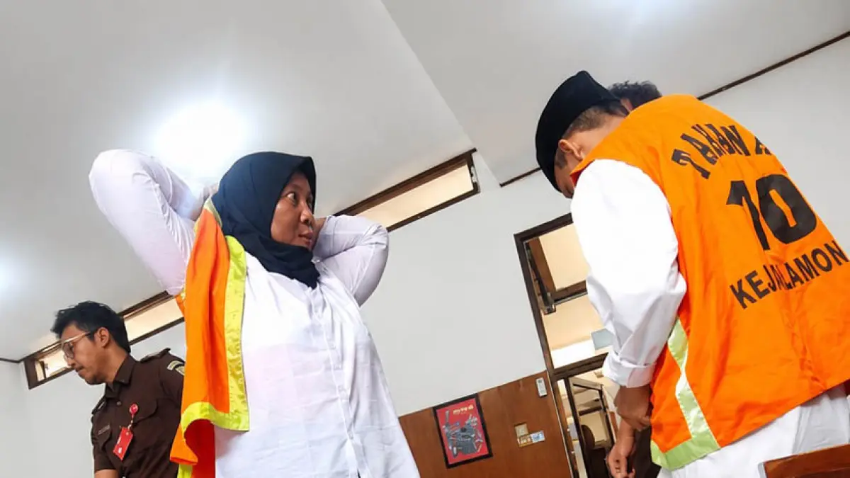 DITUNTUT EMPAT BULAN: Elis Stiawati mengenakan rompi tahanan di PN Lamongan. Dia terjerat kasus dugaan penganiayaan. (AHMAD ASIP/RDR.LMG)

