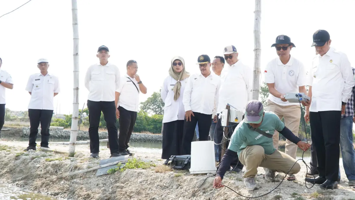LIHAT DARI DEKAT: Bupati Yes mengamati alat modern yang digunakan mengukur kondisi air di tambak kerapu. Para pembudidaya kerapu diharapkan semakin banyak yang menyentuh era modernisasi berbasis digital. (HUMAS KOMINFO/RDR.LMG)