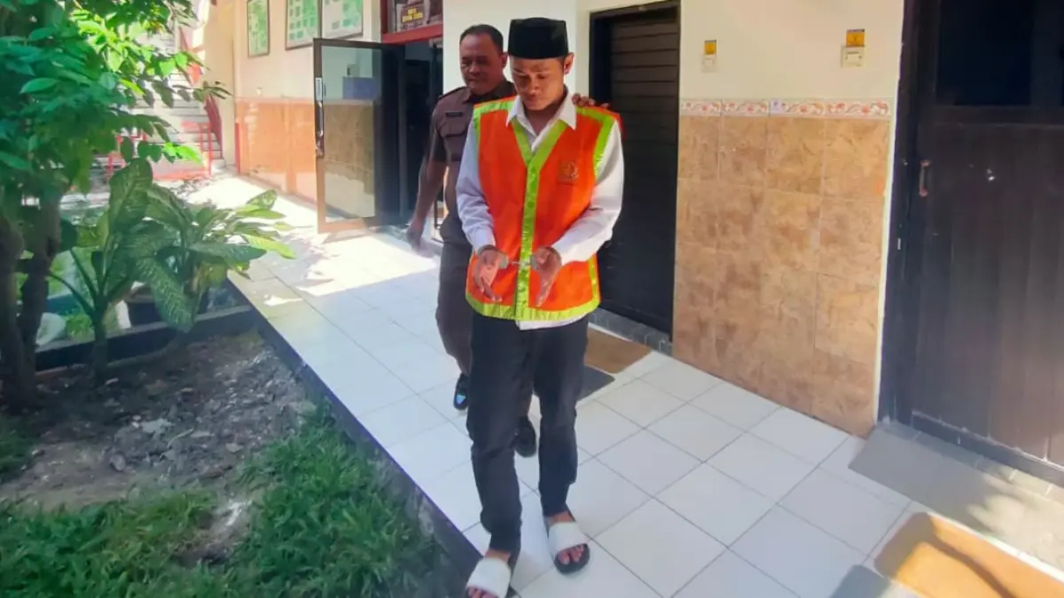 Terdakwa kepemilikan sabu, Lentera Marga Mukti masih pikir-pikir atas putusan Majelis Hakim PN Lamongan. (AHMAD ASIP/RADAR LAMONGAN)