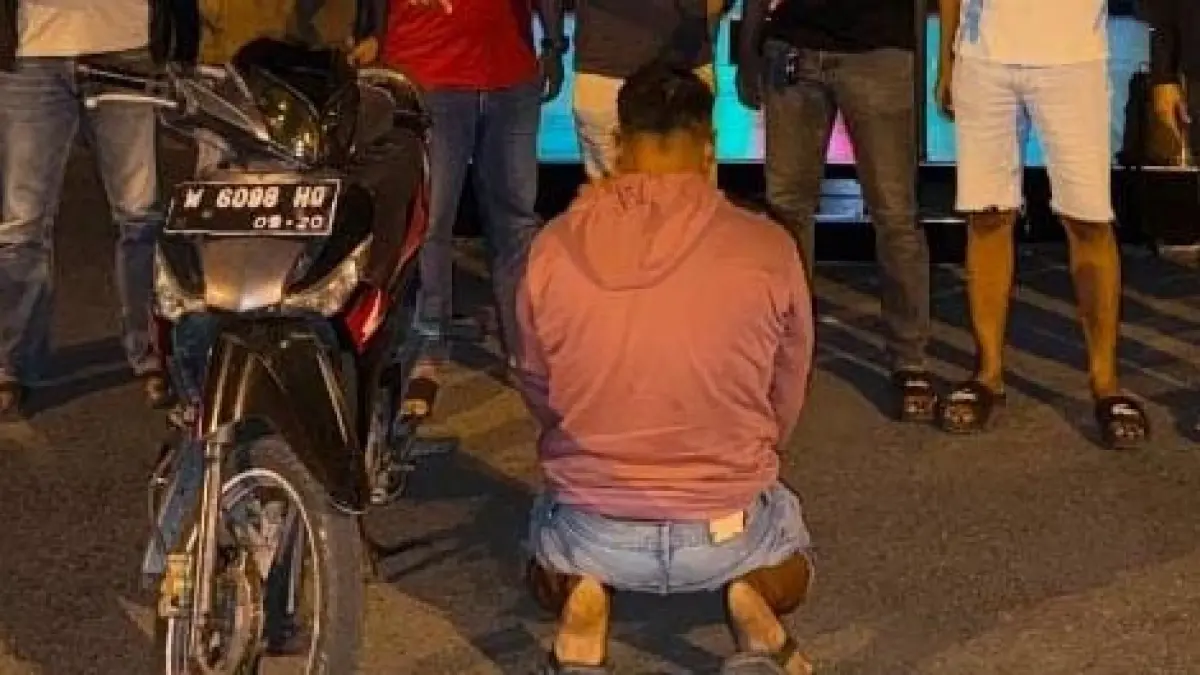 DIAMANKAN: Pelaku dan motor hasil curiannya.&nbsp;(Istimewa/Radar Lamongan) 