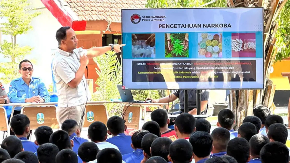 JAUHI NARKOBA: Satnarkoba Polres Lamongan melakukan sosialisasi tentang bahayanya narkoba bagi pelajar di SMAN 1 Ngimbang.