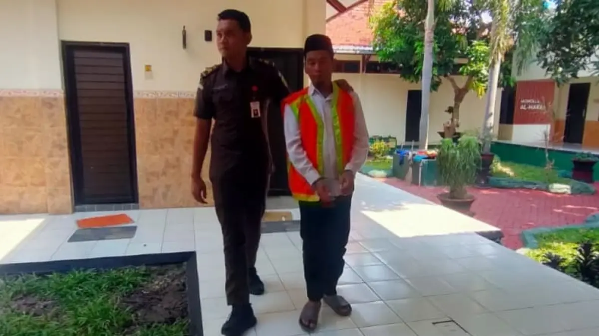 Terdakwa peredaran sabu asal Kelurahan Blimbing, Kecamatan Paciran, Rudi Prasetia meninggalkan ruang sidang PN Lamongan. (AHMAD ASIP/RADAR LAMONGAN)