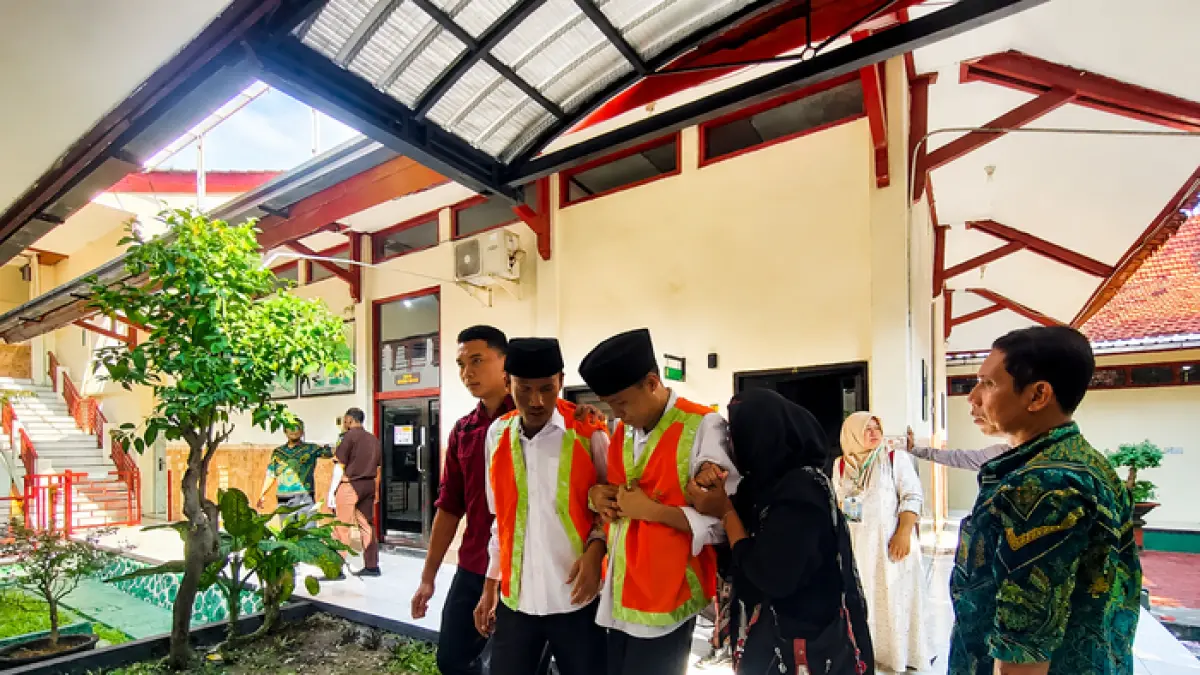 DITUNTUT 10 BULAN: Ferry Fauzi dan adiknya Moh Anang Maruf di Pengadilan Negeri Lamongan. Keduanya terjerat kasus dugaan penganiayaan terhadap rekan kerja.&nbsp;(Ahmad Asip/Radar Lamongan) 