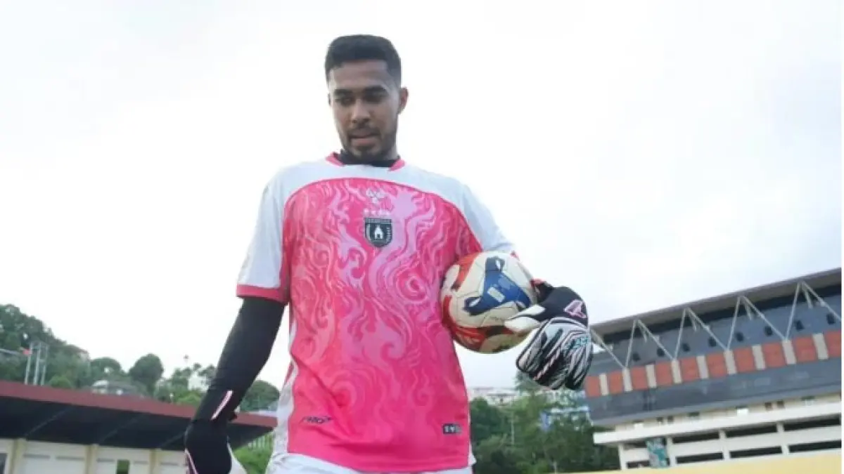 REKRUTAN BARU: Rendy Sroyer saat mengikuti latihan di Stadion Mandala Jayapura, Kamis (23/7).(foto: Erianto / Cepos)
